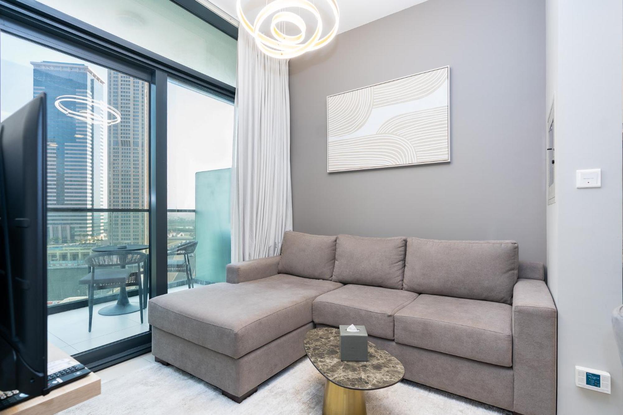 Citihome - 1br With Huge Balcony & Easy Transport Access * Dubai